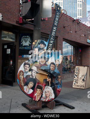 Signe de guitare sur en face de Legends Corner Bar sur la rue Broad à Nashville, Tennessee Banque D'Images