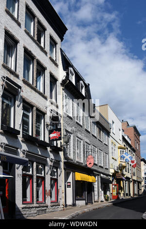 La ville de Québec, Canada - 12 avril, 2019 : les bâtiments historiques de la rue Garneau qui abritent aujourd'hui des entreprises comme coiffure Coiffure Bang et hat shop BiBi Banque D'Images