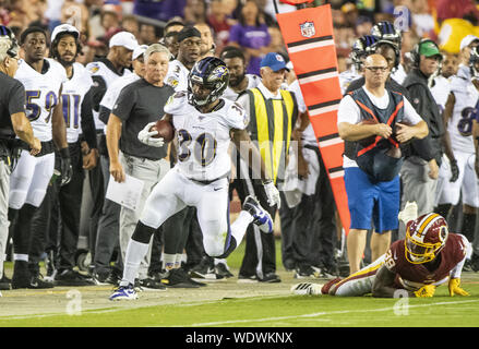 Landover, Maryland, USA. Août 29, 2019. Baltimore Ravens tournant retour Kenneth Dixon (30) est exécuté en dehors des limites par Redskins de Washington arrière défensif Jeremy Reaves (39) au premier trimestre l'action au FedEx Field à Landover, Maryland le Jeudi, août 29, 2018 Credit : Ron Sachs/CNP/ZUMA/Alamy Fil Live News Banque D'Images