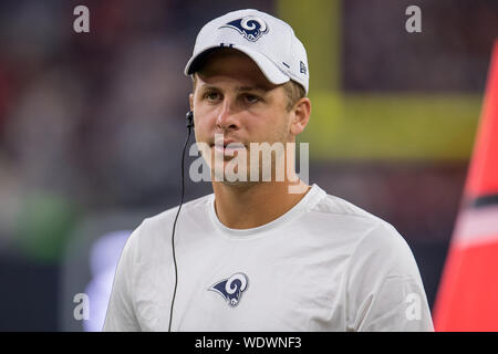 Houston, Texas, USA. Août 29, 2019. 29 août 2019 : Los Angeles Rams quarterback Jared Goff se dresse sur la ligne de côté au cours du 2e trimestre d'une NFL football match pré-saison entre les Los Angeles Rams et le Houston Texans à NRG Stadium à Houston, TX. Trask Smith/CSM Crédit : Cal Sport Media/Alamy Live News Banque D'Images