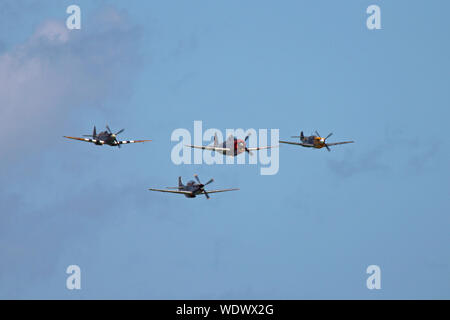 L 'ultime Warbirds' affichage à Eastbourne's International Airshow, août 2019. Les quatre avions de la DEUXIÈME GUERRE MONDIALE sont battant presque de face à la caméra. Banque D'Images