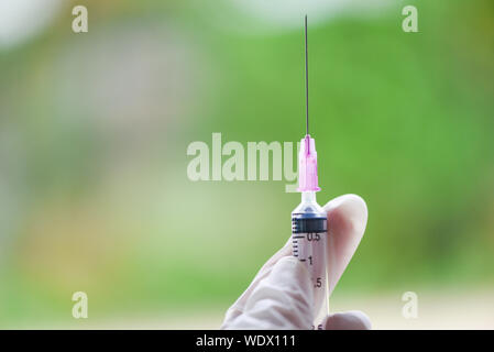 L'injection de médicaments seringue et l'aiguille dans la main à l'infirmière patient donnant prophylactique vaccin Banque D'Images