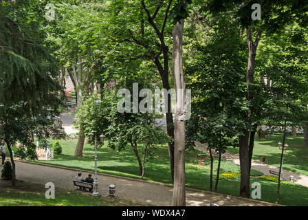 Istanbul, Turquie - 6 juin 2016 : les visiteurs et les résidents bénéficiant de l'ombre du parc Gulhane au milieu de la vieille ville d'Istanbul, Turquie sur Banque D'Images