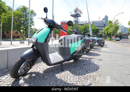 Scooter électrique pour le partage de coup d'stationné au centre-ville de Berlin Allemagne Banque D'Images