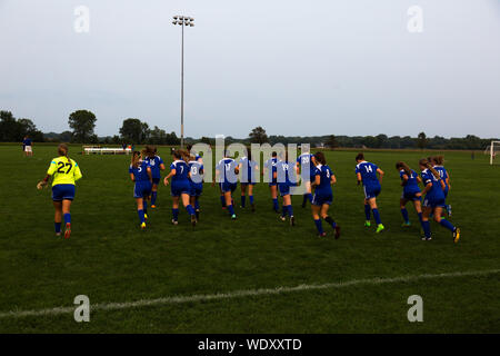Une école de l'équipe de soccer des filles prend le champ à Marie Park à Fort Wayne, Indiana, USA. Banque D'Images