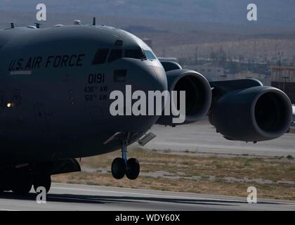 Un C-17A Globemaster III de cargo affecté à la 436e Airlift Wing (AW) à Dover Air Force Base (AFB), New York, décolle de la base aérienne Nellis AFB, Nevada, le 8 août 2019. La 436e offre le transport aérien mondial rapide AW, prêtes au combat de la Marine et de l'appui d'installation inégalée. (U.S. Air Force photo par un membre de la 1re classe Bryan Guthrie) Banque D'Images