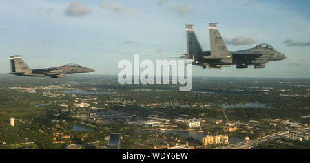 Deux F-16D Fighting Falcon et deux F-15E Strike Eagle de la 96e Escadre de test, Eglin AFB, en Floride, effectuer un survol de la formation de la National Collegiate Athletic Association football de la saison à Orlando, en Floride, le 24 août, 2019. Les Hurricanes de Miami a joué contre les Gators de la Floride au cours de la première partie de football de la saison 2019. (U.S. Air Force photo de Joshua SrA Hoskins) Banque D'Images