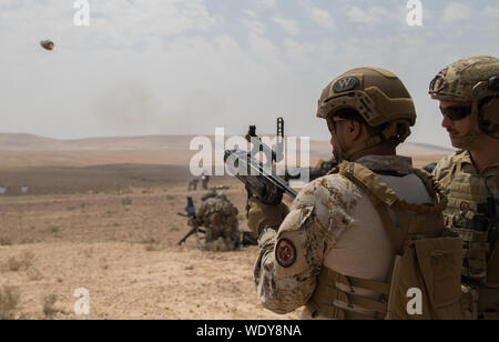 Les forces spéciales de la marine de l'Arabie Saoudite avec le commandement des opérations spéciales de l'armée américaine effectuer de la formation d'armes sur le M320 40mm grenade launcher dans une zone d'entraînement tactique à Amman, Jordanie, le 28 août 2019, au cours de l'exercice 2019 lion avide. Lion avide, le Commandement central américain le plus grand et le plus complexe de l'exercice, est l'occasion d'intégrer les forces armées dans un environnement multilatéral, fonctionner en terrain réaliste et de renforcer les relations militaires. (U.S. La Garde nationale de l'armée photo Sgt. Bistarkey Devon) Banque D'Images