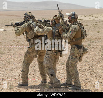 Les membres des forces spéciales italiennes la conduite de tir tactique pendant les manœuvres d'un exercice d'entraînement d'armes des forces interarmées à Amman, Jordanie, le 28 août 2019, au cours de l'exercice 2019 lion avide. Lion avide, le Commandement central américain le plus grand et le plus complexe de l'exercice, est l'occasion d'intégrer les forces armées dans un environnement multilatéral, fonctionner en terrain réaliste et de renforcer les relations militaires. (U.S. La Garde nationale de l'armée photo par le Sgt. Bistarkey Devon) Banque D'Images