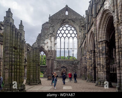 Ruines de l'abbaye de Holyrood, le 28 juillet 2017 à Edimbourg, Ecosse. Holyrood Palace est la résidence officielle du monarque britannique à Ed Banque D'Images