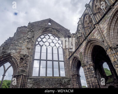 Ruines de l'abbaye de Holyrood, le 28 juillet 2017 à Edimbourg, Ecosse. Holyrood Palace est la résidence officielle du monarque britannique à Ed Banque D'Images