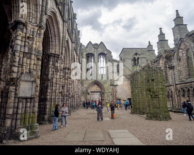 Ruines de l'abbaye de Holyrood, le 28 juillet 2017 à Edimbourg, Ecosse. Holyrood Palace est la résidence officielle du monarque britannique à Ed Banque D'Images