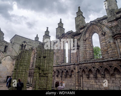 Ruines de l'abbaye de Holyrood, le 28 juillet 2017 à Edimbourg, Ecosse. Holyrood Palace est la résidence officielle du monarque britannique à Ed Banque D'Images