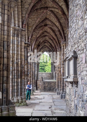 Ruines de l'abbaye de Holyrood, le 28 juillet 2017 à Edimbourg, Ecosse. Holyrood Palace est la résidence officielle du monarque britannique à Ed Banque D'Images