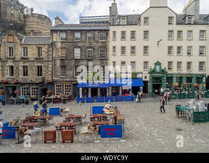 Restaurant à l'Grassmarket avec des personnes non identifiées, le 28 juillet 2017 à Edimbourg, Ecosse. C'est une ville historique et de l'espace public. Banque D'Images