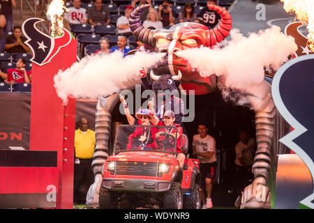 Houston, Texas, USA. Août 29, 2019. 29 août 2019 : la mascotte des Houston Texans Toro entre dans le domaine avant d'une NFL football match pré-saison entre les Los Angeles Rams et le Houston Texans à NRG Stadium à Houston, TX. Les Rams a gagné le match 22 à 10.Trask Smith/CSM Crédit : Cal Sport Media/Alamy Live News Banque D'Images