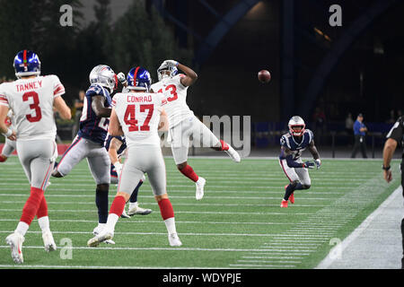 Foxborough, Massachusetts, USA. Août 29, 2019. 29 août 2019 : une note de l'intention pour les Giants de New York le receveur Reggie Jr. White (13) est interceptée par New England Patriots arrière défensif Keion Crossen (35) au cours de l'avant-saison NFL match entre les New York Giants et les New England Patriots s'est tenue au Stade Gillette à Foxborough dans le Massachusetts. La défaite des géants les Patriots 31-29 dans le temps réglementaire. Eric Canha/CSM Crédit : Cal Sport Media/Alamy Live News Banque D'Images