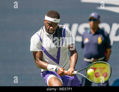 New York, NY - 29 août 2019 : Frances Tiafoe (USA) en action lors de la ronde 2 de l'US Open Championships contre Alexander Zverev (Allemagne) à Billie Jean King National Tennis Center Banque D'Images