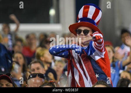 United States soccer - un fan de foot US costumés dans un costume de fête du drapeau des États-Unis au cours de l'United States Women's National Team match de football contre le Portugal. Nous rejoindre soccer au Lincoln Financial Field où l'USWNT a gagné 4-0 lors de leur victoire en Coupe du Monde d'. Credit : Don Mennig/Alamy Live News Banque D'Images