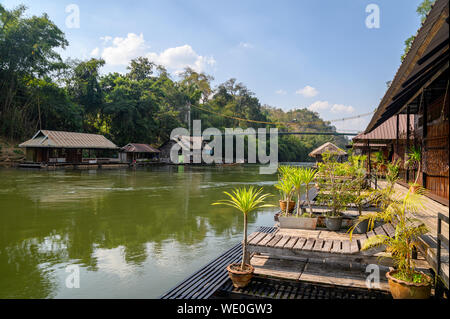 Radeau en bois sur la rivière Kwai resort en bord de parc national à Kanchanaburi Banque D'Images