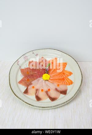 Tranches de saumon cru, Hamachi, Maguro sashimi set sur plat de céramique Banque D'Images