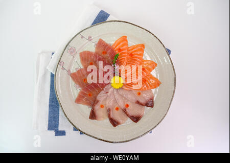 Tranches de saumon cru, Hamachi, Maguro sashimi set sur plat de céramique avec napery Banque D'Images