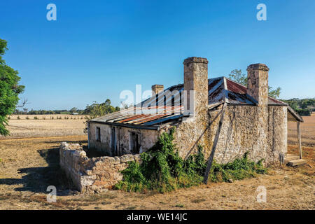 Une ancienne maison de béton sur une ferme Banque D'Images