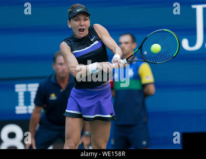 New York, NY - 29 août 2019 : : Simona (Roumanie) en action lors de la ronde 2 de l'US Open Championships contre Taylor Townsend (USA) à Billie Jean King National Tennis Center Banque D'Images