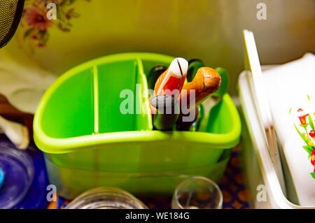 Des couteaux de cuisine dans un livre vert. L'outil. Place pour le texte. Image en arrière-plan. Banque D'Images