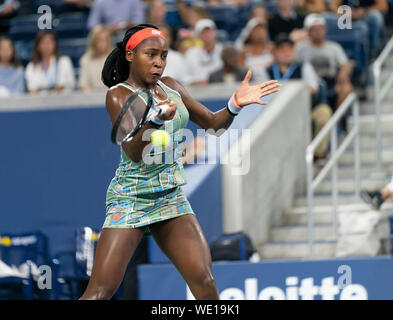 New York, NY - 29 août 2019 : Cori Coco Gauff (USA) réagit à la 2e ronde du championnat de l'US Open contre Timea Babos (Hongrie) à Billie Jean King National Tennis Center Banque D'Images