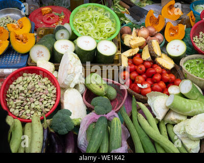 Fruits et légumes colorés à vendre dans un marché en plein air au Vietnam. Photographié à partir de ci-dessus. Banque D'Images