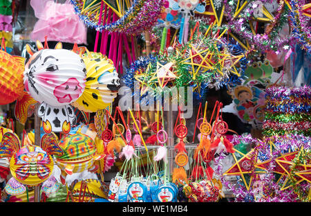 Au Vietnam La boutique Jouets et vente de faveurs de partie dans des couleurs vives.ma Banque D'Images