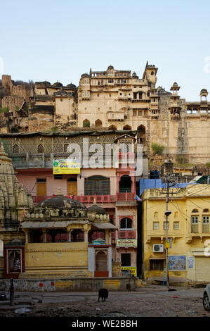 Bundi ville au premier plan sur le Taragarh palace Banque D'Images