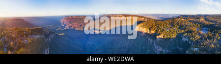 Antenne large panorama sur grand canyon de Blue Mountains Katoomba autour d'Echo Point de ville, trois systers rock formation au centre d'accueil et cabl Banque D'Images