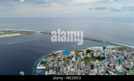 Des hommes. Août 28, 2019. Photo aérienne prise le 28 août 2019 montre le China-Maldives Pont de l'amitié dans les Maldives. Credit : Wang Mingliang/Xinhua/Alamy Live News Banque D'Images