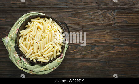 , Sauce crémeuse, Barilla, des pâtes barilla, slim nouilles, fryums, préparation des repas sains, gourmet, gourmand, recette Pâtes au pesto, pennes au poulet, sans gluten Banque D'Images