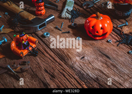 Happy Halloween journée avec construction bricolage outils pratiques sur rusty background concept avec copie espace. Banque D'Images