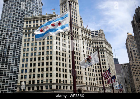 Chicago Illinois Etats-Unis d'Amérique et drapeaux au vent sur le pont dusable Michigan Avenue Chicago Chicago Banque D'Images