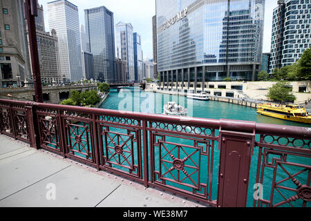 Barrière sur la dusable michigan avenue bridge Chicago Illinois Etats-Unis d'Amérique Banque D'Images