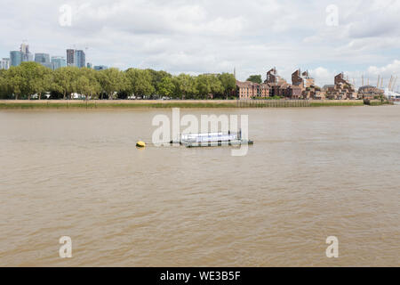 Un piège à litière sur la Tamise, Londres, UK Banque D'Images