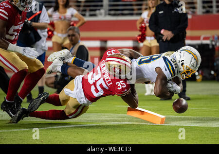 Santa Clara, Californie, États-Unis. Août 29, 2019. 29 août 2019 : Los Angeles Chargers running back Detrez Newsome (38) est abordé et perd la balle dans une tentative d'atterrissage par San Francisco 49ers Tim évoluait Harris (35), au cours d'un match présaison NFL entre les chargeurs et les Los Angeles San Francisco 49ers à l'Levi's Stadium à Santa Clara, en Californie. Valerie/Shoaps Crédit CSM : Cal Sport Media/Alamy Live News Banque D'Images