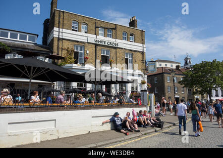 Les gens à l'extérieur de la Croix Blanche détente public house à Richmond, Surrey, UK Banque D'Images