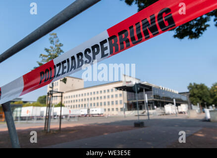 Dresde, Allemagne. Août 30, 2019. Ruban avec l'inscription police barricade se bloque sur une barricade de la clôture devant le parlement de l'état de Saxe. Le 1 septembre 2019, l'état les élections auront lieu dans l'Etat libre de Bavière. Crédit : Robert Michael/dpa/Alamy Live News Banque D'Images