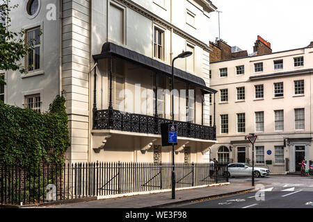 Immeuble d'angle avec balcon donnant sur Montague Street, Holborn, Londres, Angleterre, Royaume-Uni. Banque D'Images