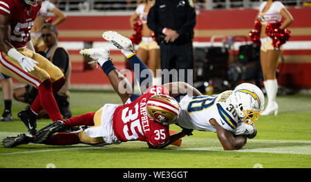 Santa Clara, Californie, États-Unis. Août 29, 2019. 29 août 2019 : Los Angeles Chargers running back Detrez Newsome (38) est abordé dans une tentative d'atterrissage par San Francisco 49ers Tim évoluait Harris (35), au cours d'un match présaison NFL entre les chargeurs et les Los Angeles San Francisco 49ers à l'Levi's Stadium à Santa Clara, en Californie. Valerie/Shoaps Crédit CSM : Cal Sport Media/Alamy Live News Banque D'Images