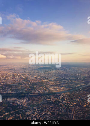 Vue aérienne paysage urbain, à partir d'un avion sur le quartier St Denis et Seine à Paris, France. Banque D'Images