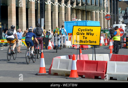 Londres, Angleterre, Royaume-Uni. Fermeture de route sur Bridge Street, la place du Parlement. Cycles seulement admis - céder le passage aux piétons Banque D'Images