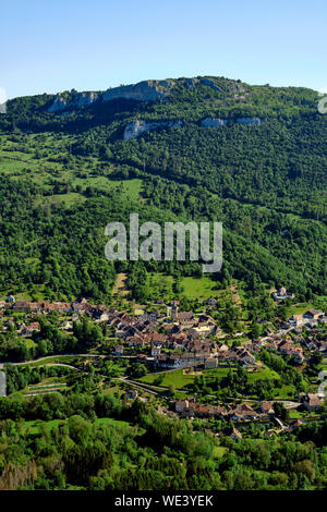 La haute vallée de la Loue paysage calcaire et Mouthier-Haute-Pierre village vu du belvédère de Renédale dans Renedale Doubs France Banque D'Images