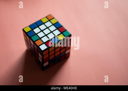 Bangkok, Thaïlande - 22 août 2019 : cube de Rubik montrant leurs couleurs aléatoires de chaque côté. Banque D'Images