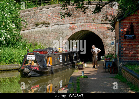 15-04 sortant de Blisworth Tunnel, Grand Union Canal, et forgeron, 2015 Banque D'Images